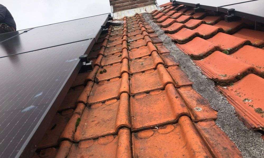 Een oud pannendak met zonnepanelen