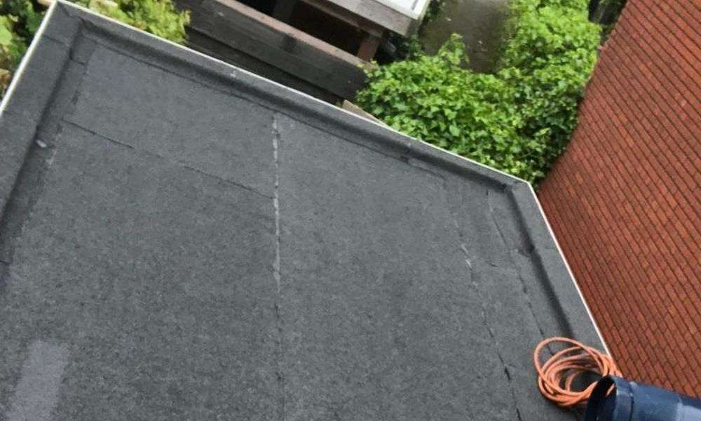 Een plat dak gerenoveerd met bitumen dak